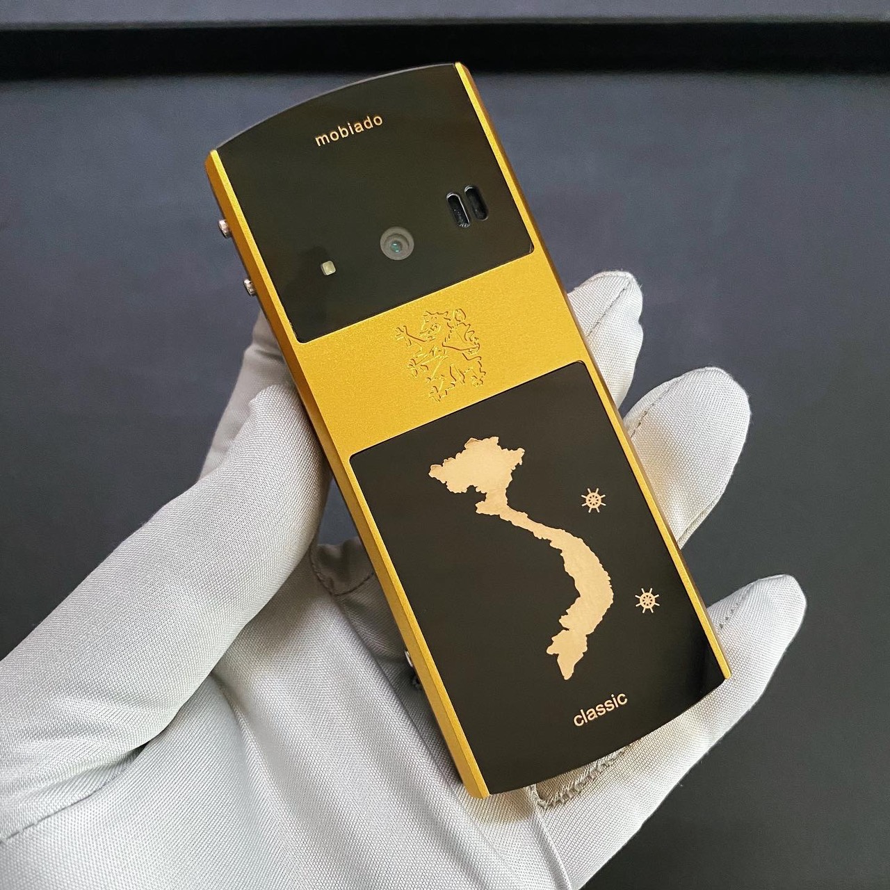 Điện thoại mobiado classic 712 Yellow Gold Vietnam khắc bản đồ Việt Nam