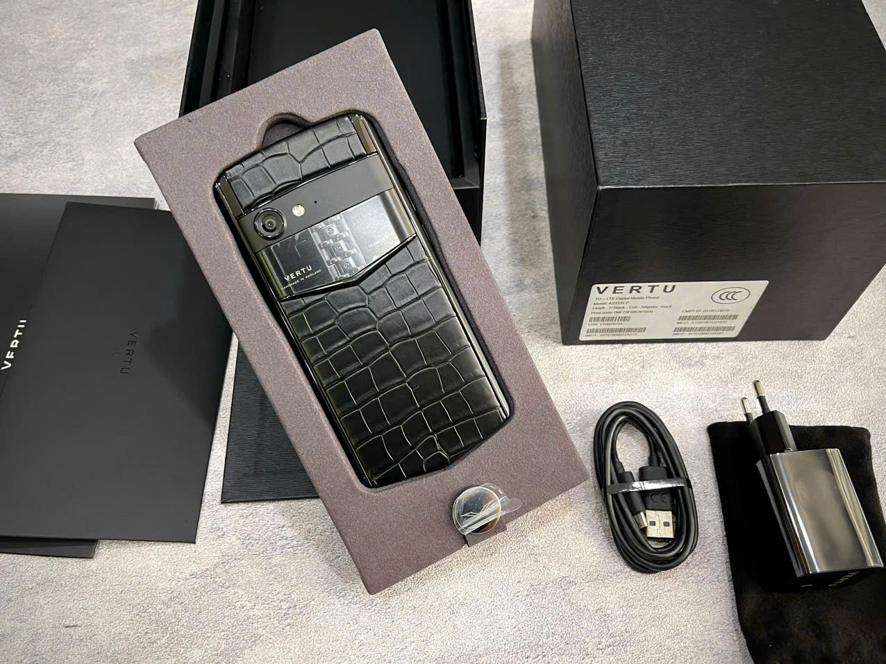 vertu-aster-p-gothich-alligator-black-new